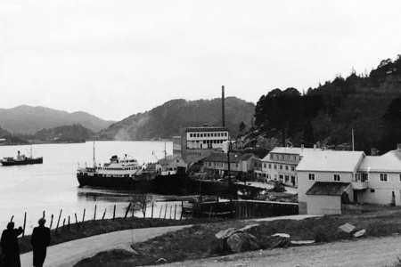 Aure sentrum med kaia, Meieribygget og sjøbussen «Aure» på 1950-tallet. Bilde fra Nordmørsmusea.