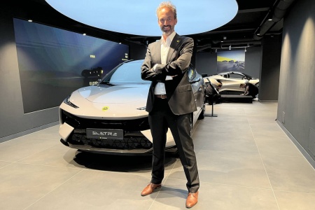 EGENART: Lotus' Europasjef, Niels de Gruijter, mener Eletre har merkets DNA i behold, selv om det er en svær SUV, ikke en liten sportsbil. Foto: Morten Abrahamsen / NTB
