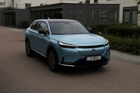 DEN FØRSTE: Honda e: Ny1 er merkets første forsøk på en elbil til massemarkedet. Det har blitt en blandet opplevelse. Foto: Morten Abrahamsen / NTB