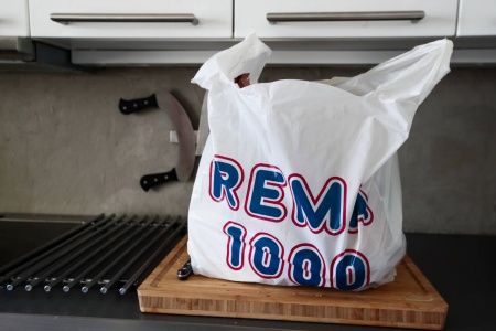 Salget av plastposer hos Rema 1000 synker. Foto: Lise Åserud / NTB