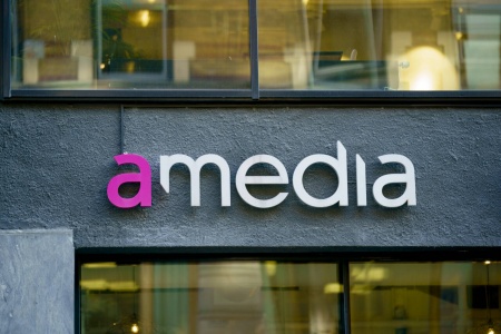 Amedia innfører midlertidig ansettelsesstopp på grunn av økende kostnader og sviktende inntekter.Foto: Stian Lysberg Solum / NTB