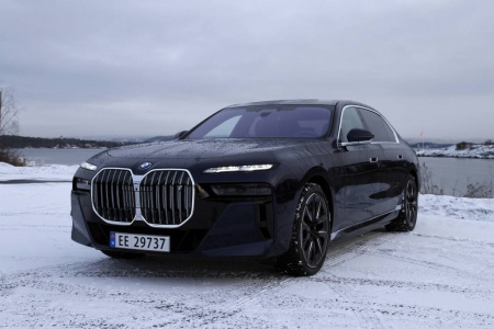 SVÆRE SAKER: I luksusbilen BMW i7 er komforten i baksetet minst like viktig som i førersetet. Dette er en bil for dem som liker å bli kjørt. Foto: Morten Abrahamsen / NTB