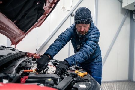 KULDETEST: Ståle Frydenlund i Elbilforeningen testet 12-voltsbatteriet i ulike elbiler under ekstreme forhold. Foto: Jamieson Pothecary / elbil.no