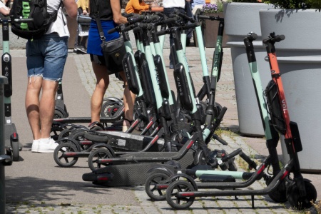 I en fersk rapport kommer det fram at elsparkesykler forsterker utilgjengeligheten i bymiljøet. Foto: Geir Olsen / NTB