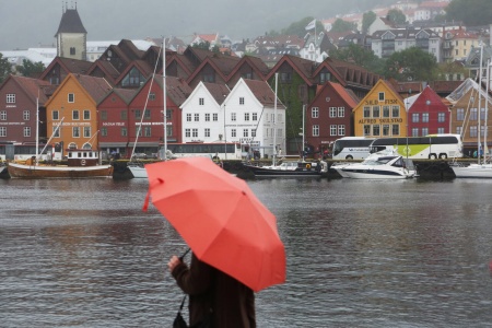 Meteorolog Terje Alsvik Walløe ved Meteorologisk institutt sier til BT at søndagen blir en typisk innesøndag i Bergen. Mye regn ventes på Vestlandet og i Trøndelag.Illustrasjonsfoto: Erik Johansen / NTB