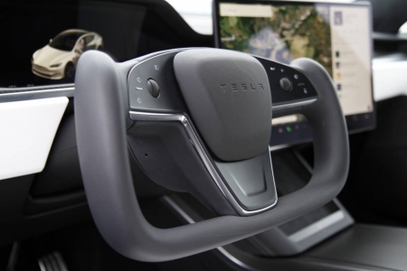 ALTERNATIV: Det er nå mulig å bestille Model S og X Plaid med vanlig ratt, ikke bare denne versjonen som Tesla kaller «yoke». Foto: Morten Abrahamsen / NTB