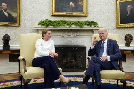 Danmarks statsminister Mette Frederiksen er blant dem som nevnes oftest som en mulig ny generalsekretær i Nato. Mandag møtte hun USAs president Joe Biden i Det hvite hus. Foto: NTB / AP