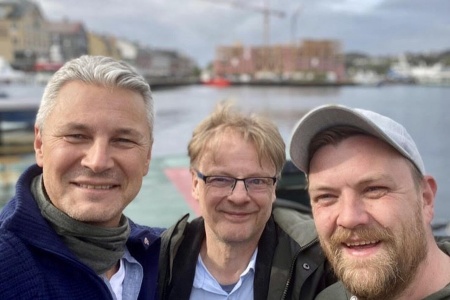Fra venstre: Gruppeleder for Senterpartiet i Kristiansund Henrik Stensønes, leder i Kristiansund Arbeiderparti Arne Grødahl og Senterpartiets Alf Yttervik-Adolfsen. 