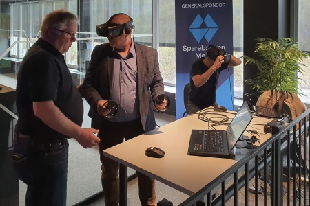 ON Ocean Networks styreleder, Viktor Røsand, blir utstyrt med VR briller og håndkontroller for å prøve Morild Interaktivs maritime simulator.