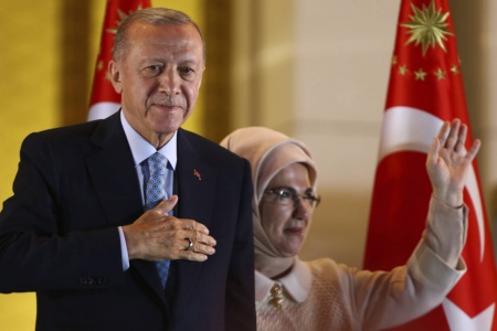 Tyrkias president Recep Tayyip Erdogan ble gjenvalgt under søndagen presidentvalg i Tyrkia. Foto: Ali Unal / AP / NTB