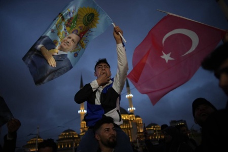 Støttespillere av Recep Tayyip Erdogan feirer valgseieren i Istanbuls gater søndag kveld. Foto: Emrah Gurel / AP / NTB