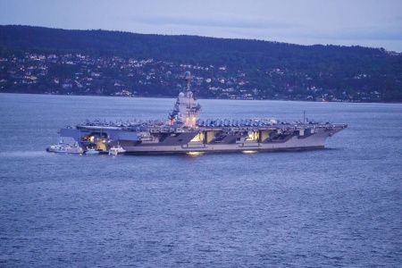 Det amerikanske hangarskipet USS Gerald R. Ford har tilbrakt et par dager i Oslofjorden. Neste uke skal det til Vestfjorden, ifølge flere medier. Foto: Terje Pedersen / NTB