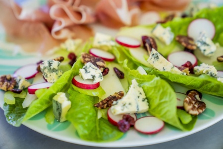 SOMMERLIG: Salat med spekeskinke, blåmuggost og kandiserte nøtter er nydelig sommermat. Foto: Fredrik Varfjell / NTB