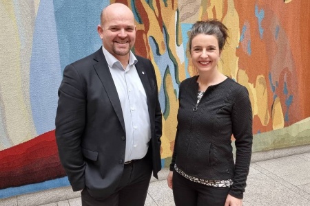 Geir Inge Lien og Jenny Klinge, som begge er stortingsrepresentanter fra Senterpartiet, er glade for at stillingen til nynorsken blir styrket i regjeringens forslag til ny opplæringslov. Foto: Senterpartiet