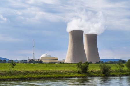Diskusjonen om kjernekraft har fått ny fart på grunn av de høye strømprisene og utsiktene til kraftmangel i Norge. Bildet viser atomkraftverket Grohnde ved Emmerthal i nordvestlige Tyskland. Arkivfoto: Halvard Alvik / NTB