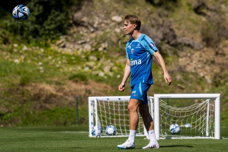 Martin Ødegaard er klar til å ta Ståle Solbakkens utfordring om å score flere mål for landslaget. Foto: Fredrik Varfjell / NTB