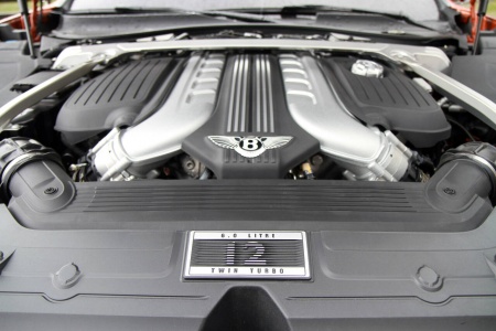 FIRE PÅ RAD: W12-motoren har fire sylinderbanker, noe som gjør den 24 prosent kortere enn en V12 med to sylinderbanker, ifølge Bentley. Foto: Morten Abrahamsen / NTB