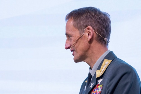 Forsvarssjef Eirik Kristoffersen møter pressen. Foto: Annika Byrde / NTB