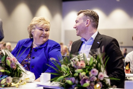 Erna Solberg (t.v.) og Henrik Asheim ble gjenvalgt som henholdsvis leder og nestleder under Høyres landsmøte 2023 på Gardermoen. Også Tina Bru (ikke avbildet) ble gjenvalgt som nestleder. Foto: Alf Simensen / NTB