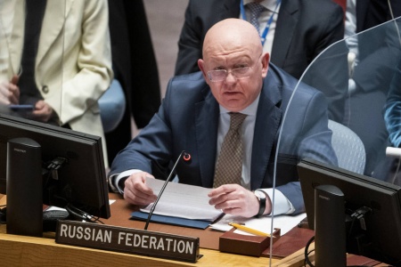 Russland og FN-ambassadør Vassilij Nebenzia aviser all kritikk mot utplassering av atomvåpen i nabolandet Belarus. Arkivfoto: John Minchillo / AP / NTB