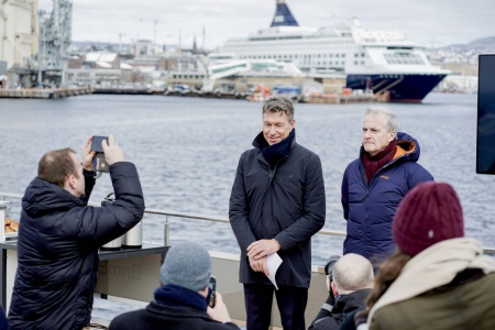 Statsminister Jonas Gahr Støre (Ap) og olje- og energiminister Terje Aasland (Ap) lyste ut konkurransen om Norges to første havvindprosjekter på en pressekonferanse i en båt i Oslofjorden onsdag. Foto: Heiko Junge / NTB