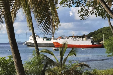 De tidligere Smølaferjene «Tustna» og «Smola» (II) ved Mustique Island i Karibia 25. november 2023. Foto: Sudhai Hazell