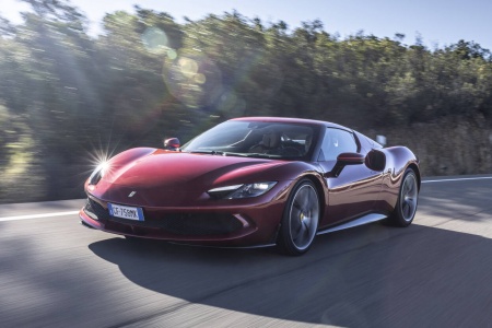 IKKE ENNÅ: Foreløpig er det ingen elektriske Ferrari-modeller, men 296 GTB er en av merkets hybrider. Foto: Produsenten