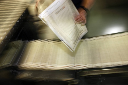 Aviser skal ikke lenger behøve å la være å trykke en sak i frykt for å bli saksøkt. EU har vedtatt nye regler. Foto: AP / NTB