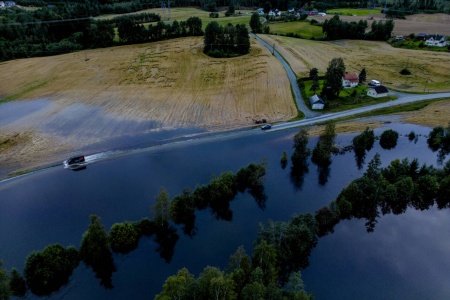 Sokna steg kraftig etter store nedbørsmengder i august slik at mange jorder ble oversvømt. Et nytt langtidsvarsel som går tre uker fram i tid, kan hjelpe bøndene med å planlegge og kanskje forhindre noen skader. Foto: Stian Lysberg Solum / NTB