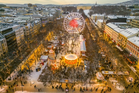 MEGAJUL: Midt i Oslo sentrum finner man Jul i Vinterland. I løpet av førjulstiden er flere millioner mennesker innom. Foto: Heiko Junge / NTB