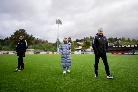 Rosenborgs daglig leder Tore Bjørseth Berdal (t.v.) og styreleder Cecilie Gotaas Johnsen (i midten) avbildet i forbindelse med klubbens cupexit for Stjørdals-Blink i sommer. Foto: Ole Martin Wold / NTB