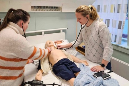 Praksisveiledere i sykepleie øver seg på pasientsimulator. Foto: HiM