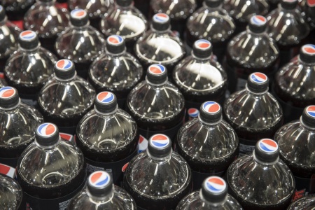 Snart vil Pepsi MAX-flaskene få nye korker. Foto: Terje Pedersen / NTB