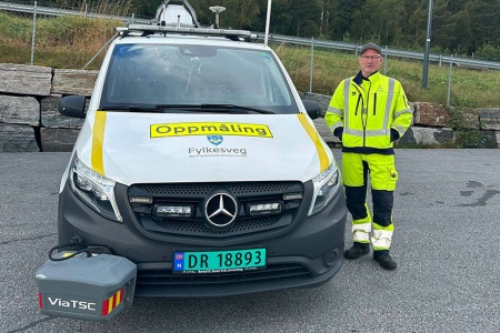 Odd Erling Hoem ved bilen som måler kvalitet på hver meter av vegene i fylket. Foto: Else Britt Ervik / Møre og Romsdal fylkeskommune