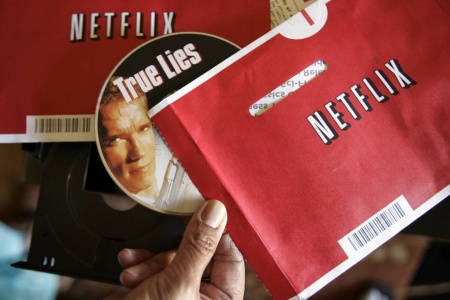Etter 25 år i drift legger Netflix ned sin utlånstjenesten med DVD-er, som var med å etablere selskapet i underholdningsbransjen. Foto: Paul Saukma / AP / NTB