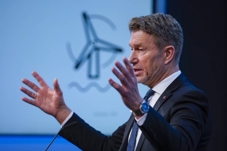 Olje- og energiminister Terje Aasland presenterer sentrale rammevilkår for utbygging av havvind ved en tidligere anledning. Foto: Gorm Kallestad / NTB