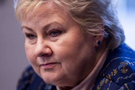 Høyres partileder Erna Solberg ga fjorten intervjuer til ulike medier om ektemannens aksjekjøp torsdag. Senere ventet flere TV-opptredener. Foto: Javad Parsa / NTB