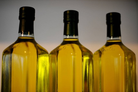 Prisen på olivenolje har økt kraftig i løpet av de to siste årene, blant annet som følge av tørke i Spania. Foto: Frank May / NTB