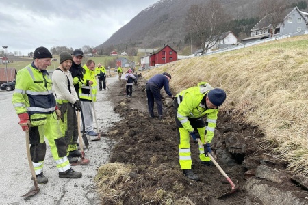 Stor oppslutning om dugnaden. Foto: Bernt Bøe