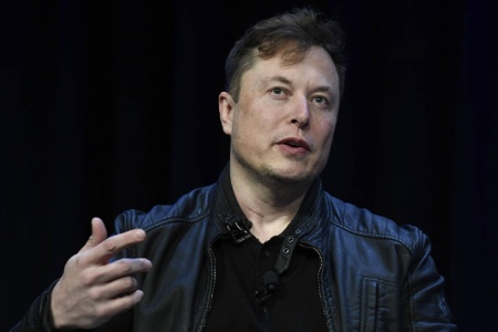 Elon Musk vil ikke fjerne en omdiskutert video av knivangrepet mot en biskop i Australia, slik australske myndigheter krever. Foto: Susan Walsh / AP / NTB