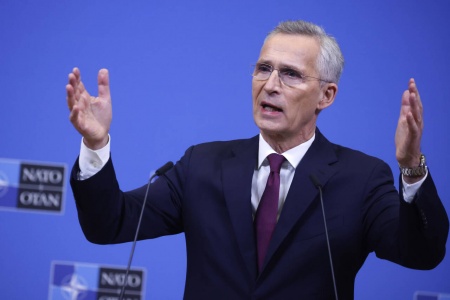 Nato-sjef Jens Stoltenberg forsvarer dialogen med Russland i årene etter den kalde krigen. Foto: Johanna Geron / AP / NTB