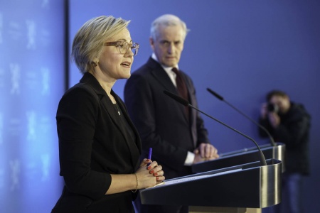 Statsminister Jonas Gahr Støre (Ap) og helse- og omsorgsminister Ingvild Kjerkol (Ap) under pressekonferansen på Statsministerens kontor SMK. Kjerkol sier hun fikk kun en halvtime på å forberede talen. Foto: Cornelius Poppe / NTB