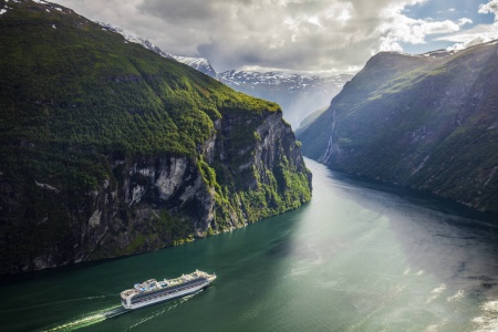 Norskekysten er truet av havnivåstigning, ifølge en fersk rapport som er bestilt av Miljødirektoratet. Der slås det alarm dersom dagens utvikling fortsetter. På bildet er Geirangerfjorden. Illustrasjonsfoto: Halvard Alvik / NTB