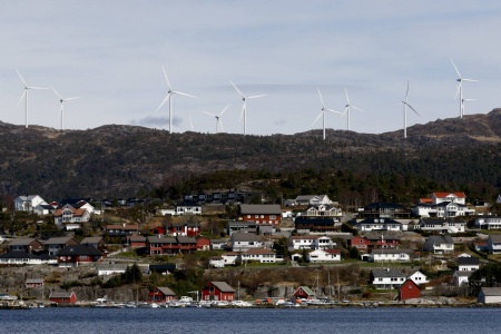 Boligeiere som får landbasert vindkraft i nærheten, slik som ved Midtfjellet vindpark i Fitjar kommune i Vestland, taper verdier. Det viser en ny studie av Kristine Grimsrud, Markus Lund Andersen og Henrik Lindhjem. Foto: Jan Kåre Ness / NTB