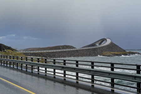 Ulykken skjedde på Atlanterhavsveien, en veistrekning som er svært populær blant turister. Foto: Berit Roald / NTB