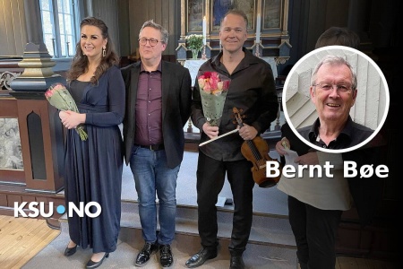 Sigrid Bøe (frå venstre), Erling With Aasgård, Anders Larsen og Alfhild Aasgård fekk stor takk etter konserten. Foto: Bernt Bøe