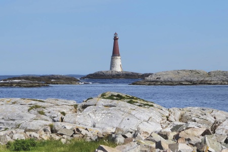 Grip fyr, som er et landemerke ved fiskeværet Grip, har en lang historie. Foto: Terje Holm