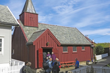 Grip kirke fra 1400-tallet er en attraksjon på fiskeværet Grip. (Foto: Terje Holm)