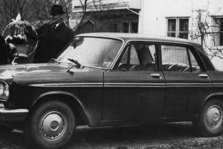 Slaktermester Olav Braaten på Sunndalsøra får overlevert den første Toyota som ble solgt i Norge, høsten 1963. (Bilde fra boken Det skjedde på Nordmøre 1960–1965)