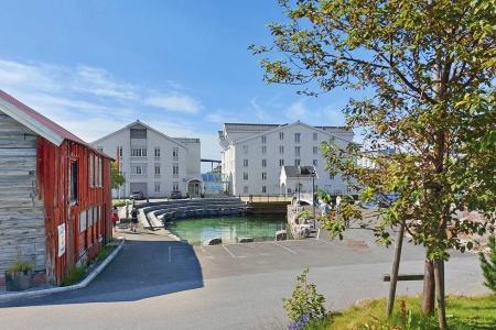 Thon Hotel Kristiansund med litt av Fengselsbygget til venstre. Hotellet har tatt vare på en historisk atmosfære fra den gamle Gundersenbrygga. Foto: Terje Holm